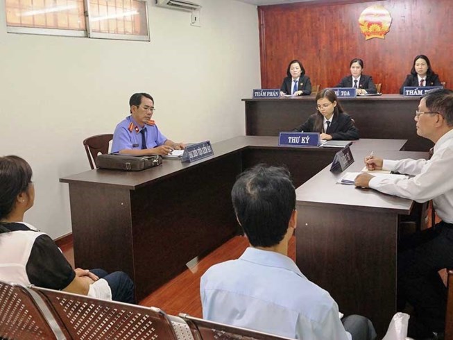 Luật sư chính thức ngồi ngang bằng với VKS